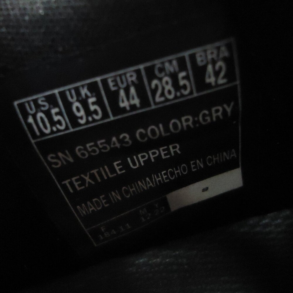 SIZE 10.5. Skechers Relaxed Fit Air- Cooled sneakers. - Picture 16 of 16